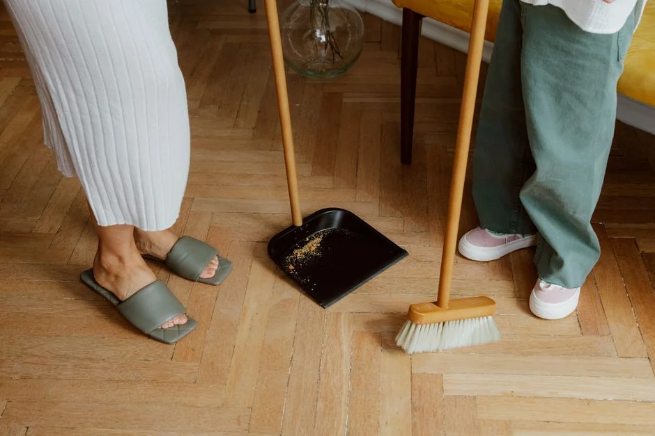 Une personne debout dans une pièce, entourée de cartons de déménagement étiquetés pour la cuisine.